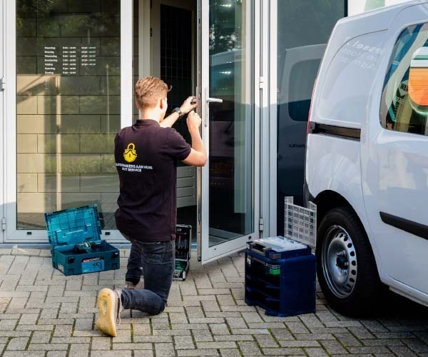We take care of your hinges and locks down to the last detail